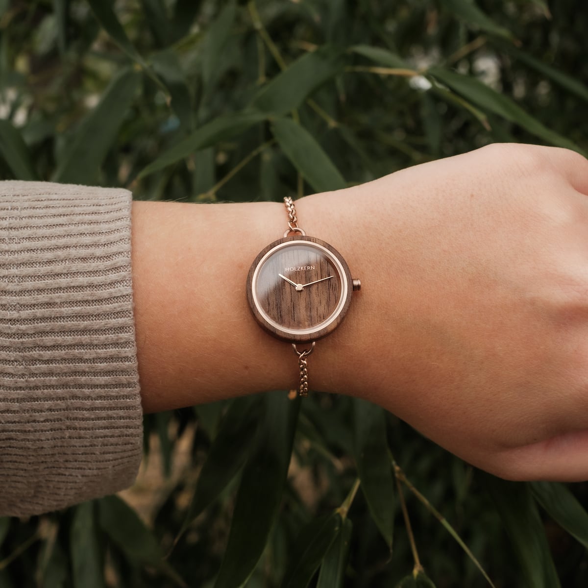 Orologio "Leave" con un viso in legno di noce e un involucro esterno, abbinato ad un elegante bracciale a catena.