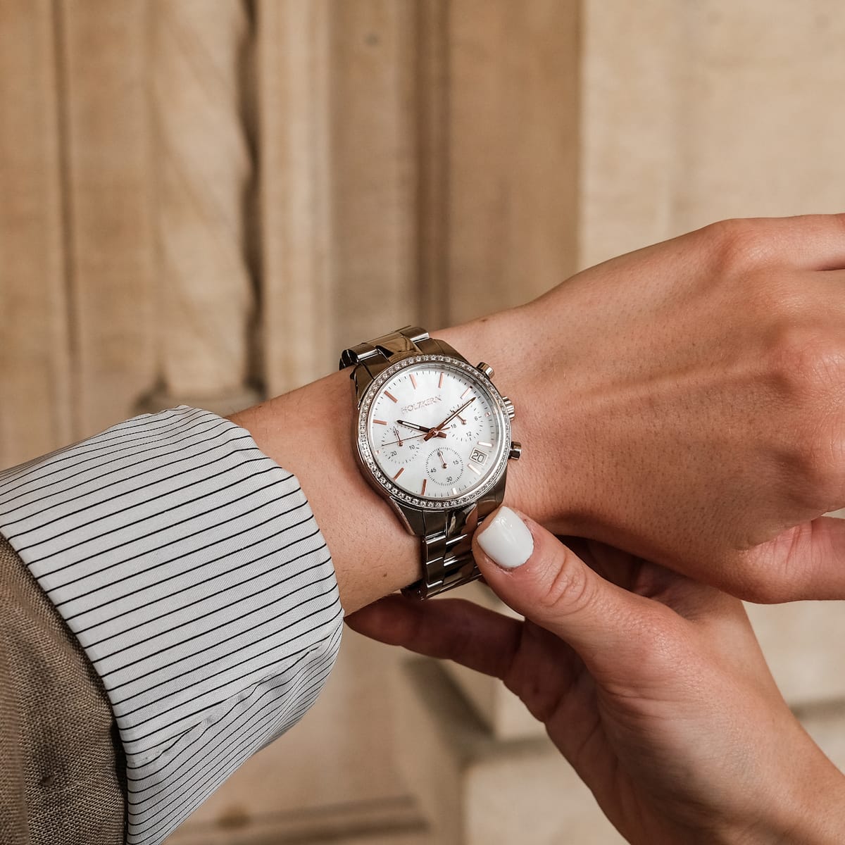 "The Balanced", un orologio d'argento con accenti nacre, con un design classico ed elegante.