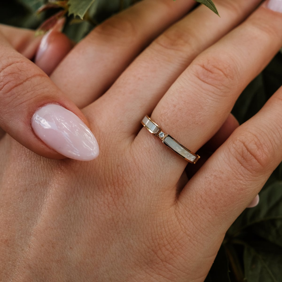 "Campania Ring" - elegante anello con accenti in oro e grigio, con design moderno a portata di mano.