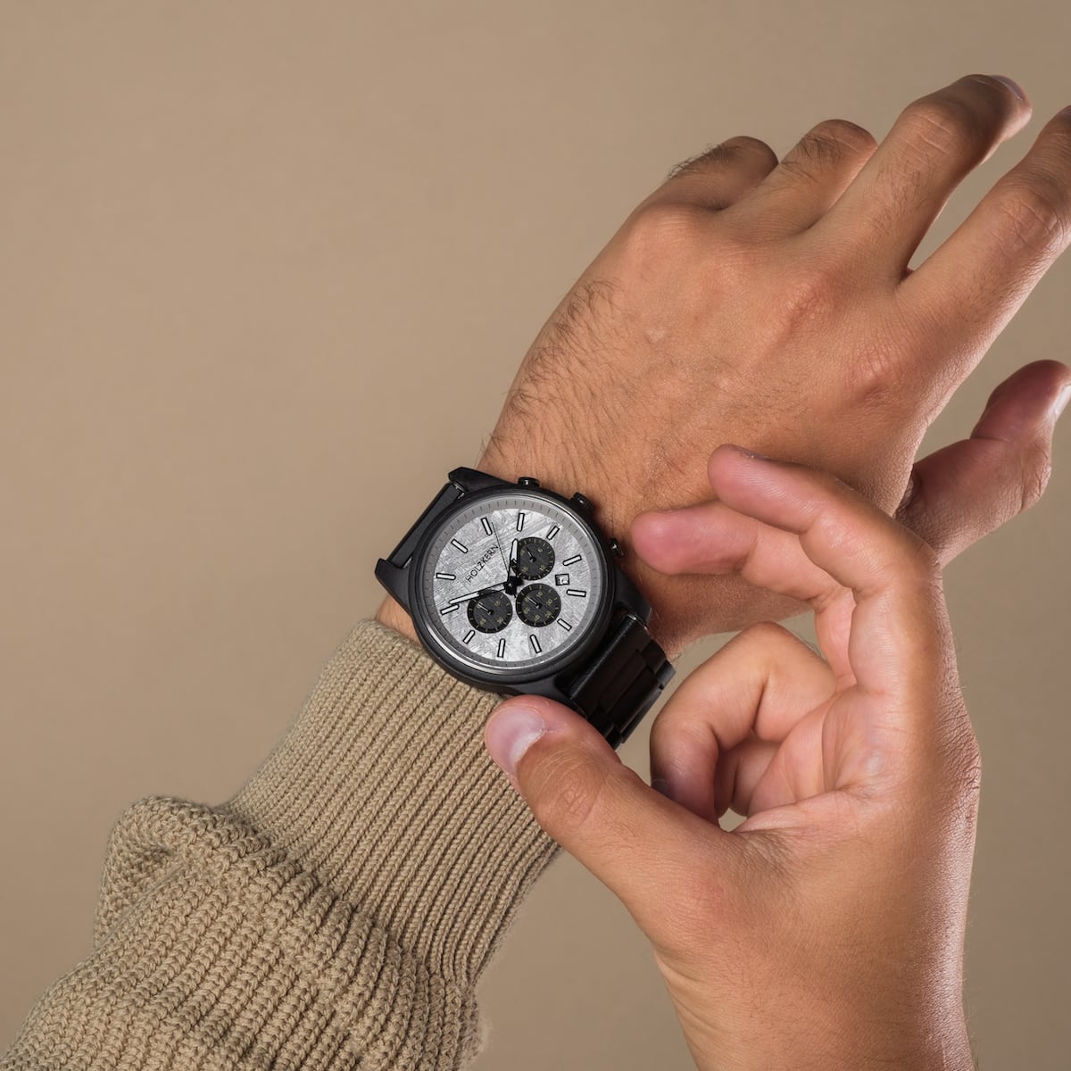 Orologio "Northwall", caratterizzato da un design moderno con finitura acero e rocciosa, indossato su un polso.