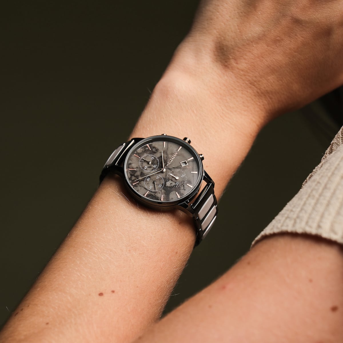"Breezy watch with marble-ceramic design, featuring a sleek, modern style on a wrist."