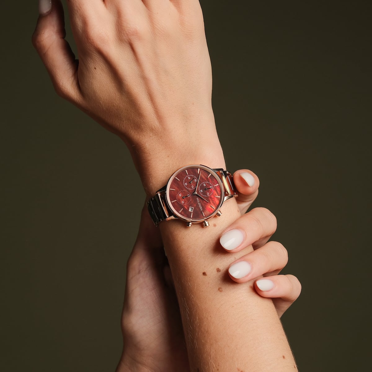 Orologio "Cheery", caratterizzato da un volto rosso e accenti in ceramica, che mostrano un'estetica di design elegante e moderna.