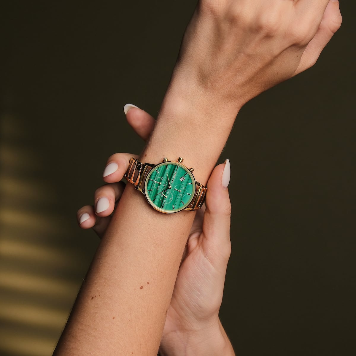 Orologio da polso "Jolly" con viso verde malachite e fascia in ceramica, design elegante e elegante.