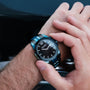 Orologio da uomo "Glaciersurge" con un design elegante con un quadrante scuro e accenti metallici blu unici.