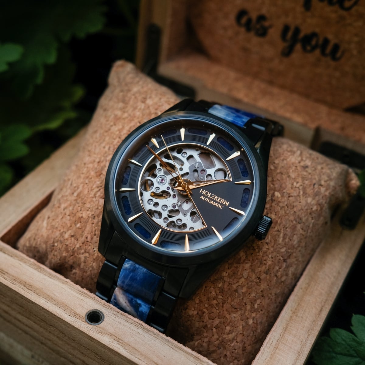 Orologio "Vredefort" con un design in marmo e nero con quadrante scheletro e accenti in oro.