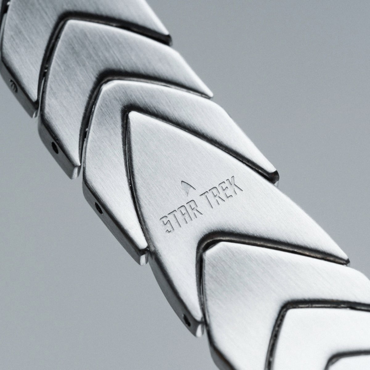 Bracciale "Operazioni" con un elegante, tono argento e design geometrico distinto.