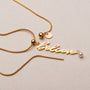 Collana "Believe-Charm" in oro con accento perla, con un design elegante stile di stile di stile di scrittura.