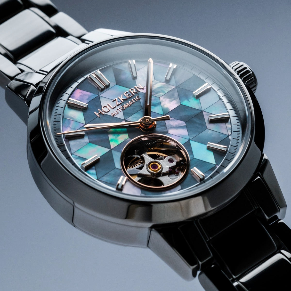 "Mirrordance", un orologio elegante con un design in ceramica e nacre con un motivo geometrico intricato.