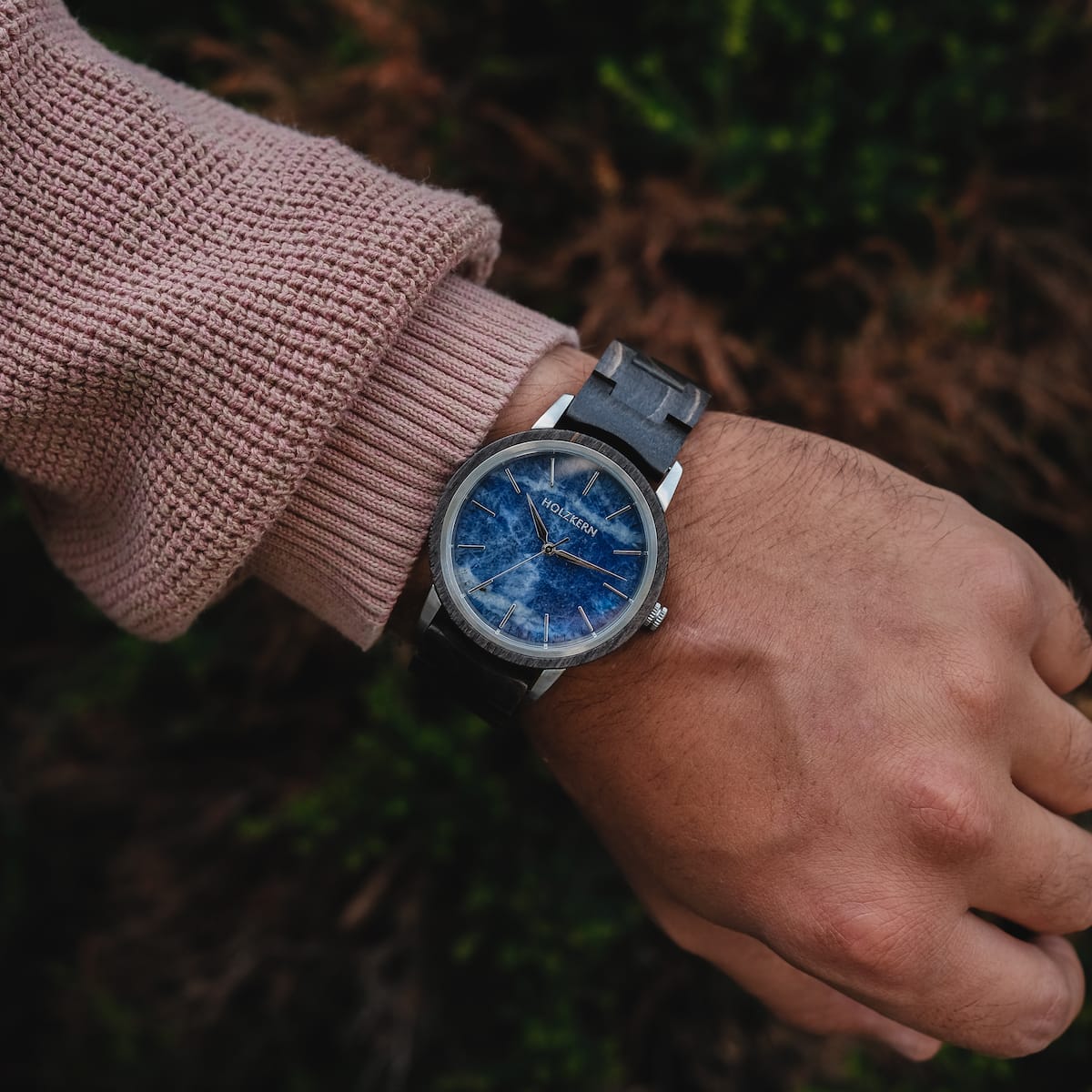 Orologio da polso "Immanuel" con accenti azzurri sodalite e acero, indossati sul polso di una persona.