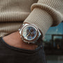 Orologio "Koh Mak" in Noce e Marmo design con uno stile elegante e moderno su un polso.
