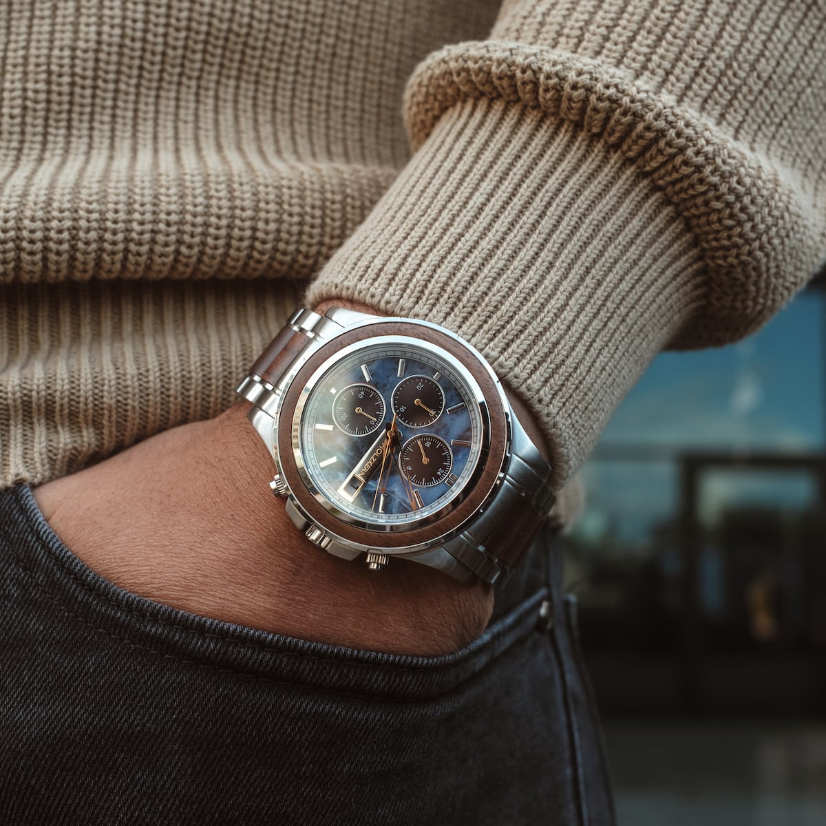 Orologio "Koh Mak" in Noce e Marmo design con uno stile elegante e moderno su un polso.