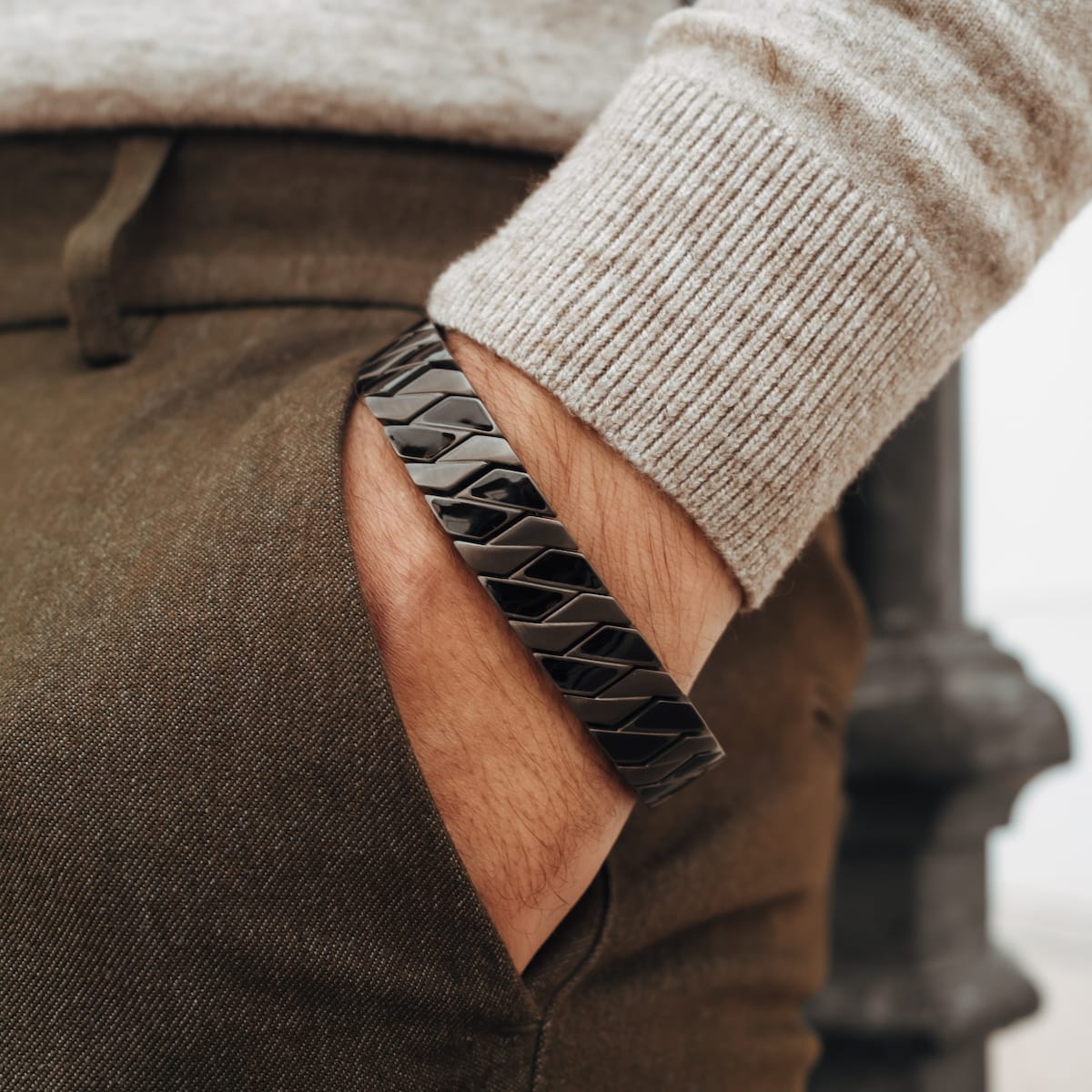 Bracciale "Baritone", caratterizzato da un design geometrico elegante e grigio scuro con accenti acero.