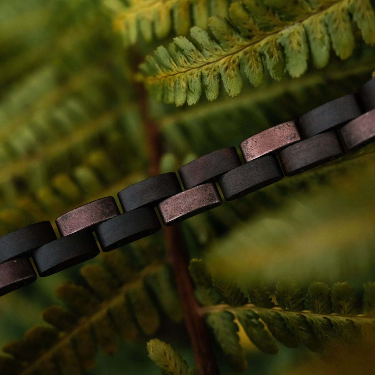 Bracciale "Rondo" con finitura acero e rame antico, caratterizzato da uno stile naturale e terra.