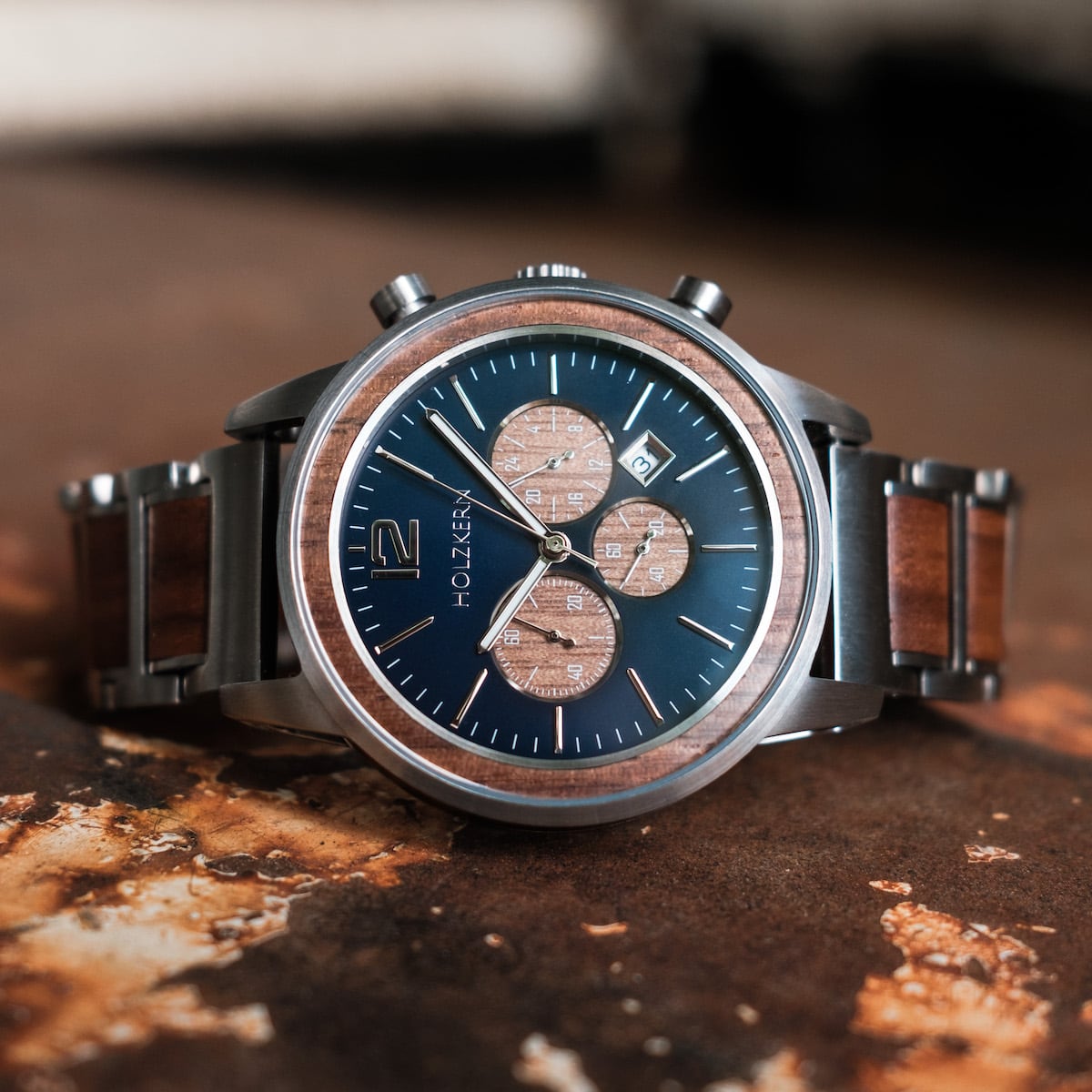 Elegante orologio "Oscar" con accenti di noce e quadrante blu.