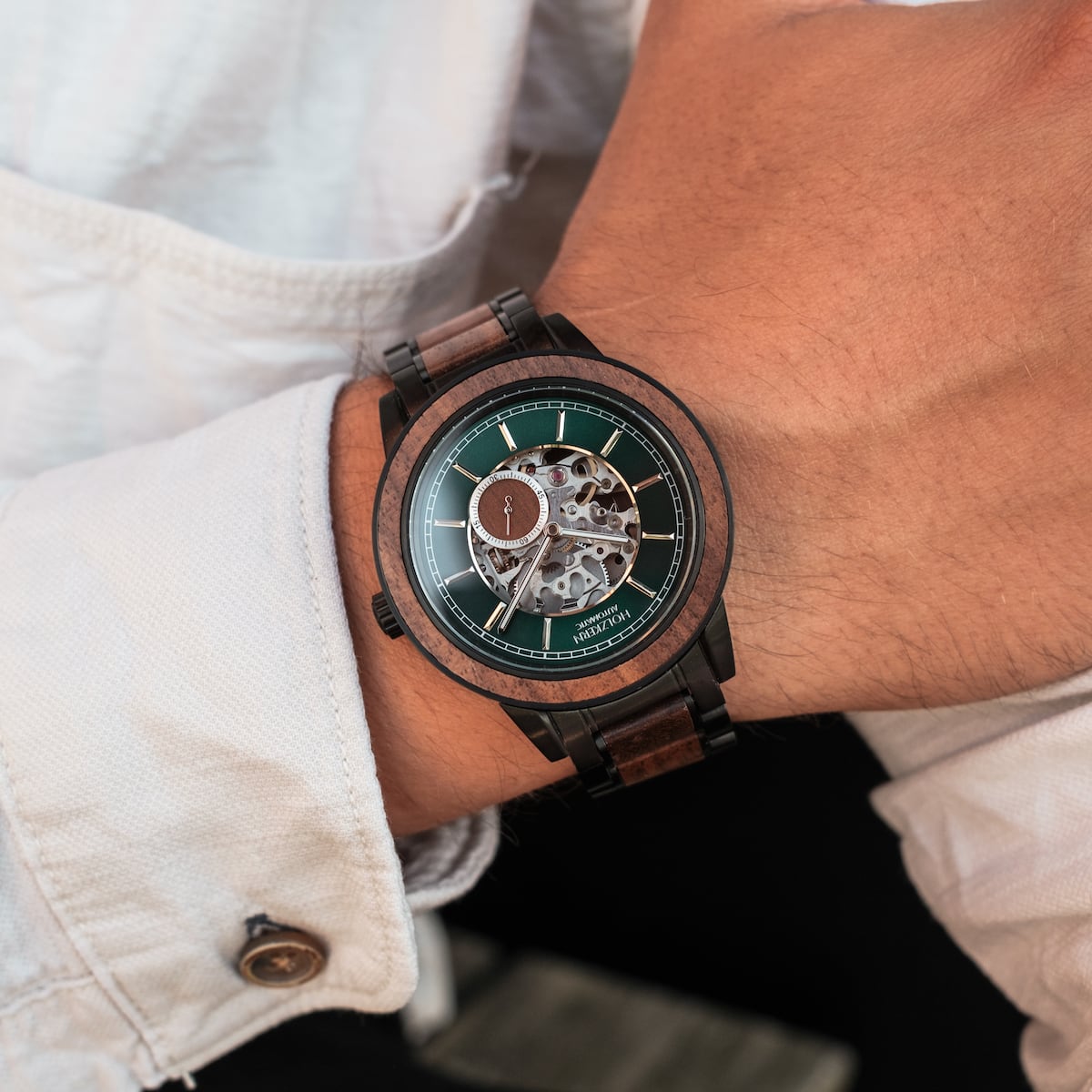 Orologio "Sigiriya" dal design in noce e dall'elegante stile meccanico sul polso.