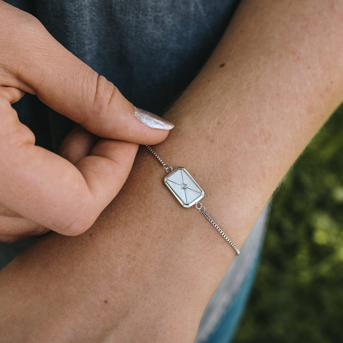 Bracciale "Aquarell" con bianco e argento caratterizzato da un design minimalista.