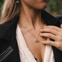 "Collana di danza", una collana d'oro con un centrotavola lapis lazuli, trasuda eleganza e raffinatezza.