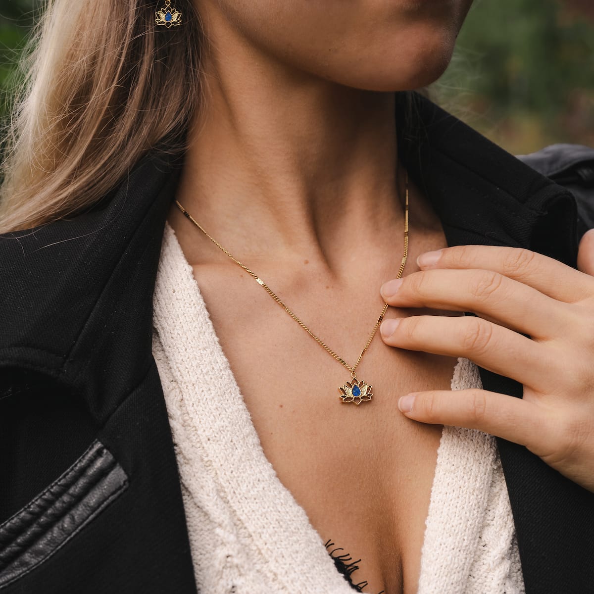 "Collana di danza", una collana d'oro con un centrotavola lapis lazuli, trasuda eleganza e raffinatezza.