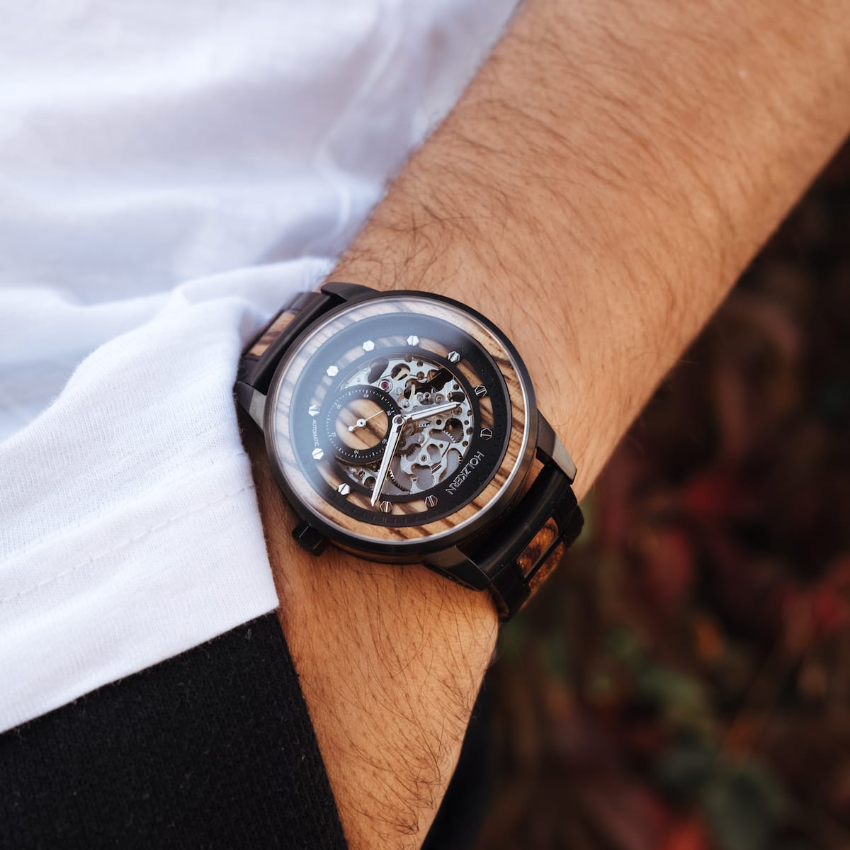 Orologio Starrum con zebrawood e design nero con uno stile meccanico intricato e esposto.