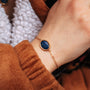 Bracciale a specchio con un elegante lapis lazuli in pietra in oro con un design elegante e minimalista.