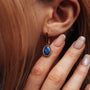 Orecchini a specchio con pietre lapis lazuli con finitura oro, che mostrano un design elegante e sofisticato.