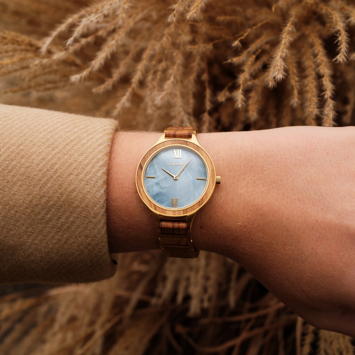 Orologio "Capri" con un caldo schema di colore marrone e oro con uno stile naturale ed elegante.