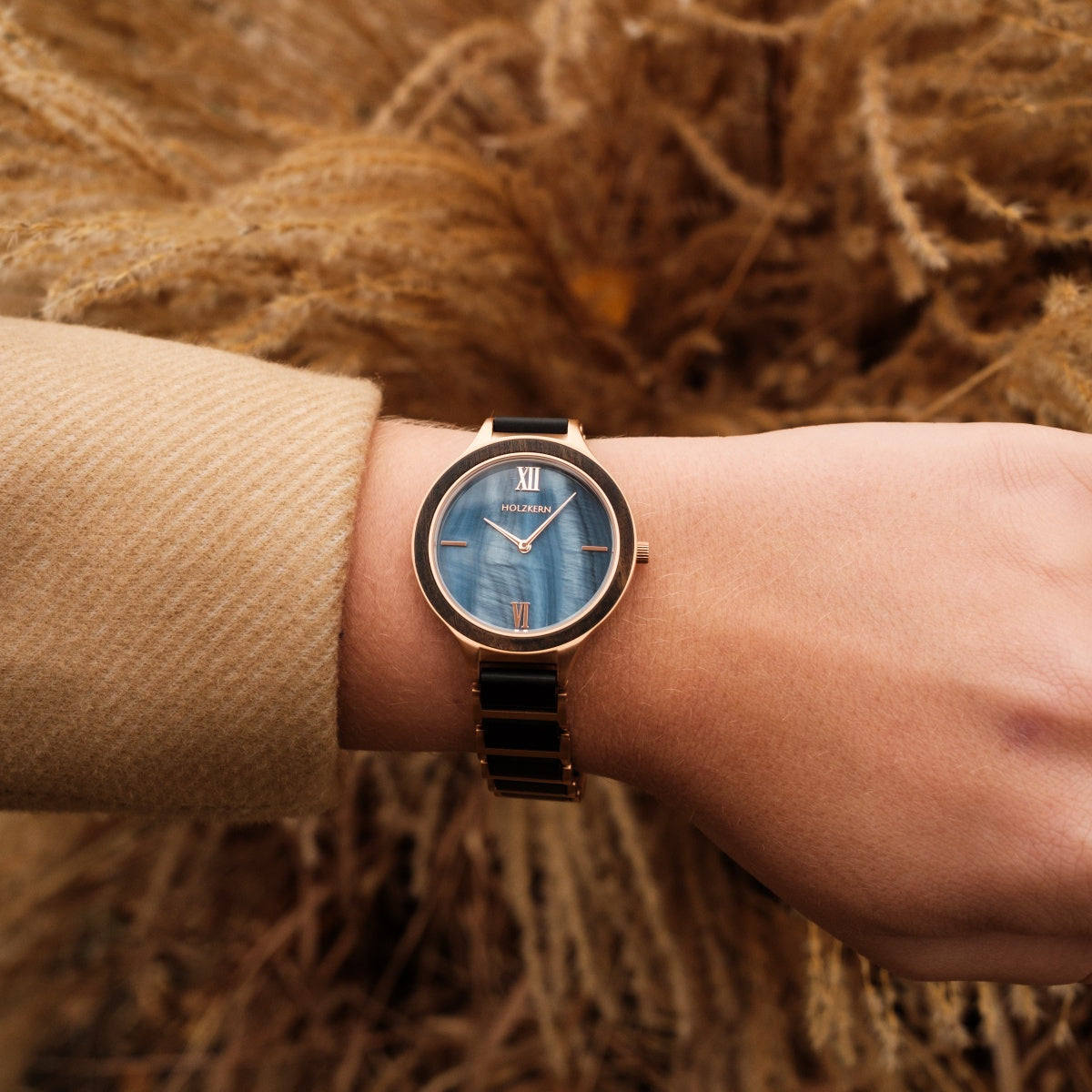 "Maui" watch featuring a stylish design with maple and nacre materials, showcasing elegance and sophistication.