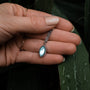 "Collana Visuale", una collana elegante in argento e grigio con un design elegante e naturale.