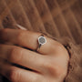 "Facade Ring": un elegante anello in marmo e in argento esagonale dal design minimalista.