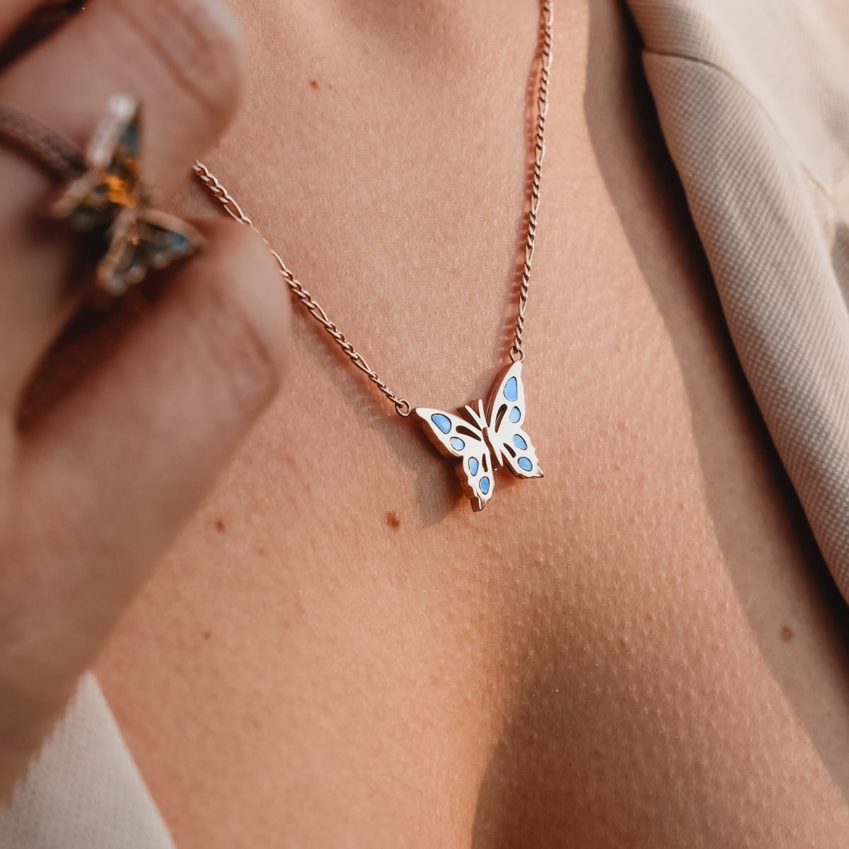 "Fritillary Necklace" butterfly necklace in nacre and rose gold, featuring an elegant and stylish design.