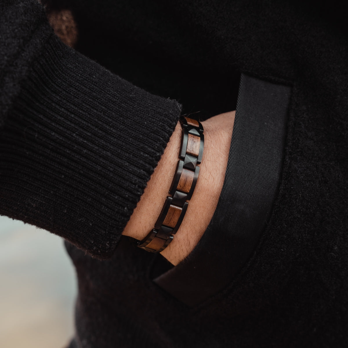 Il bracciale "Rhapsody" presenta un design elegante in noce e nero, ideale per un look elegante e moderno.