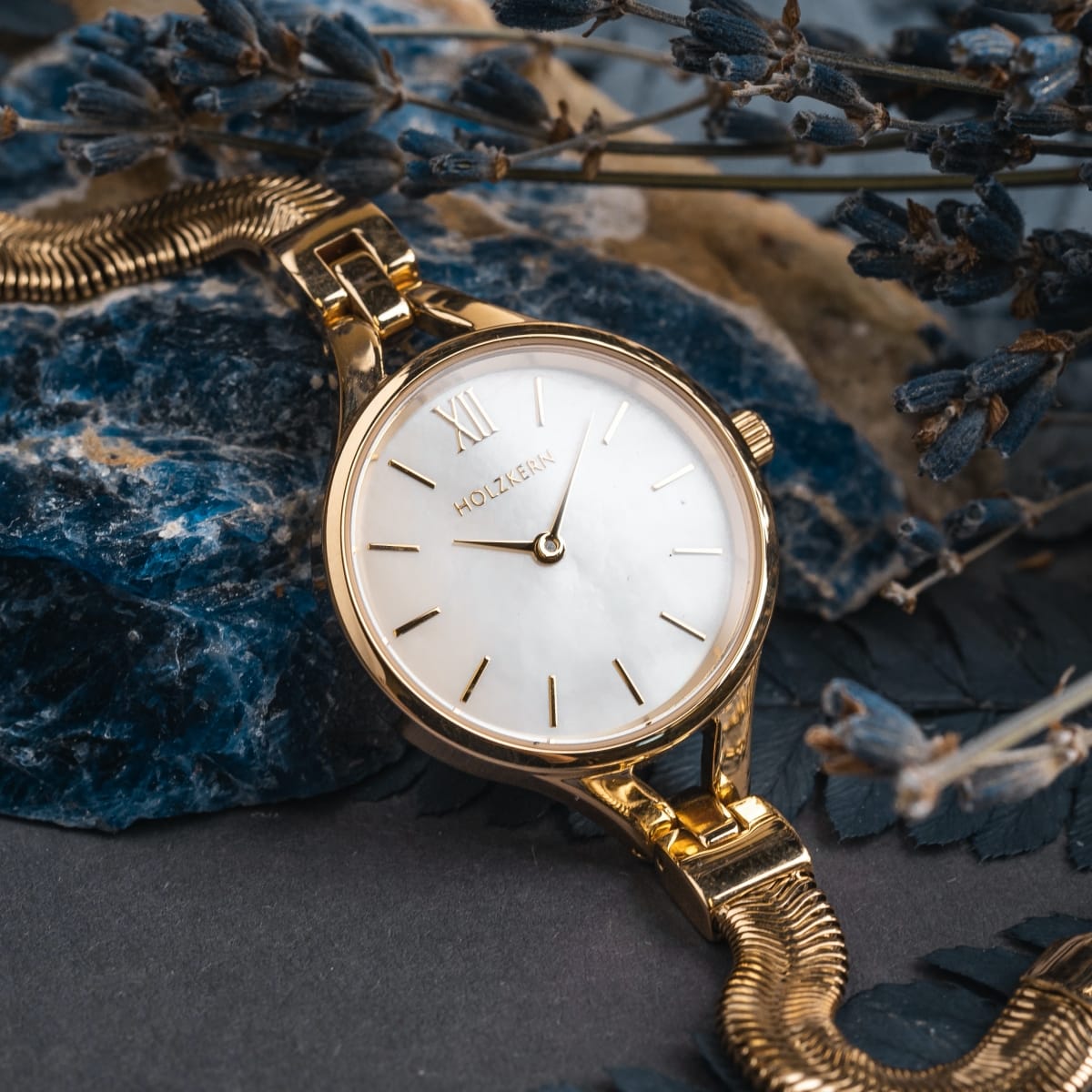 Orologio "Kaliya", con quadrante e fascia d'oro, dal design elegante e sofisticato.