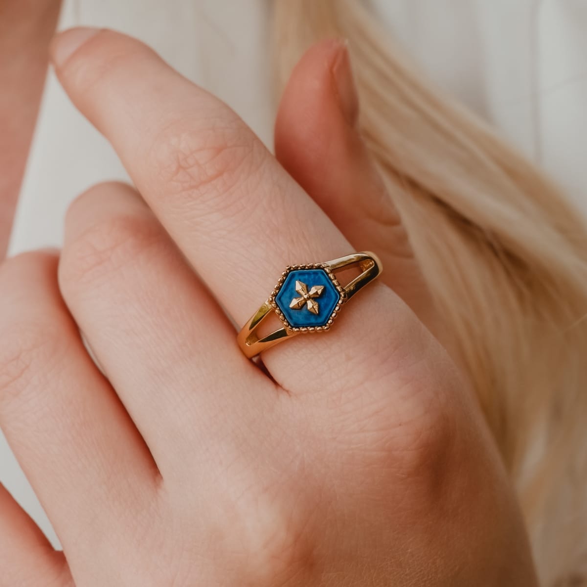 "Spectral Ring" - un anello elegante con la tonalità blu e l'oro, che mostra un'estetica elegante e moderna.