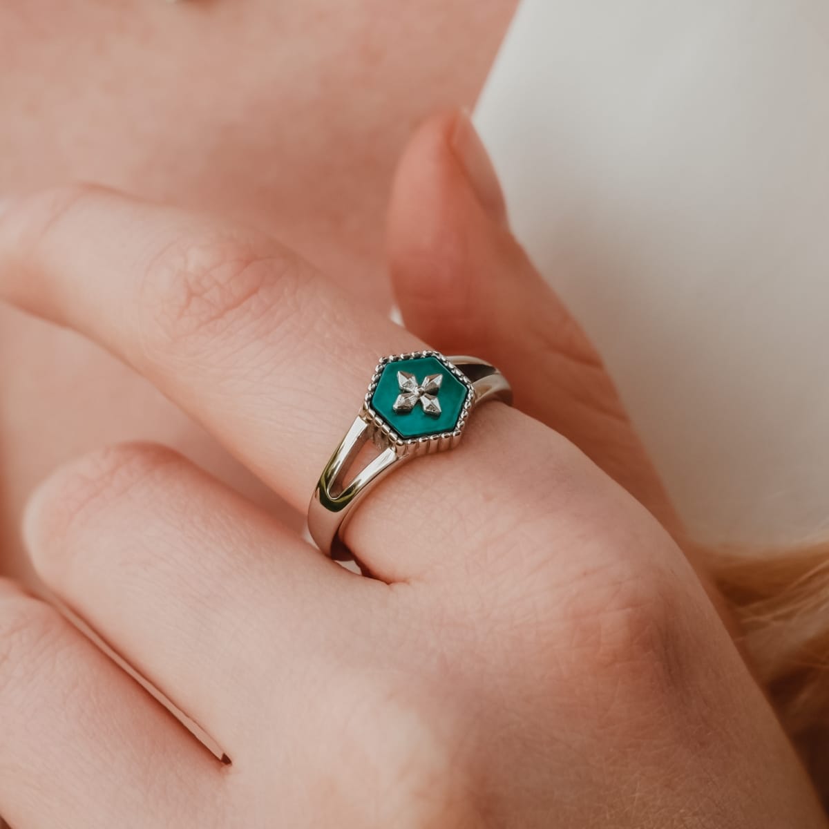 "Spectral Ring": un anello in argento con intarsio esagonale con un design stellare.