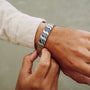 Bracciale "Baritone" con un design audace e argento, che esalta uno stile moderno ed elegante.