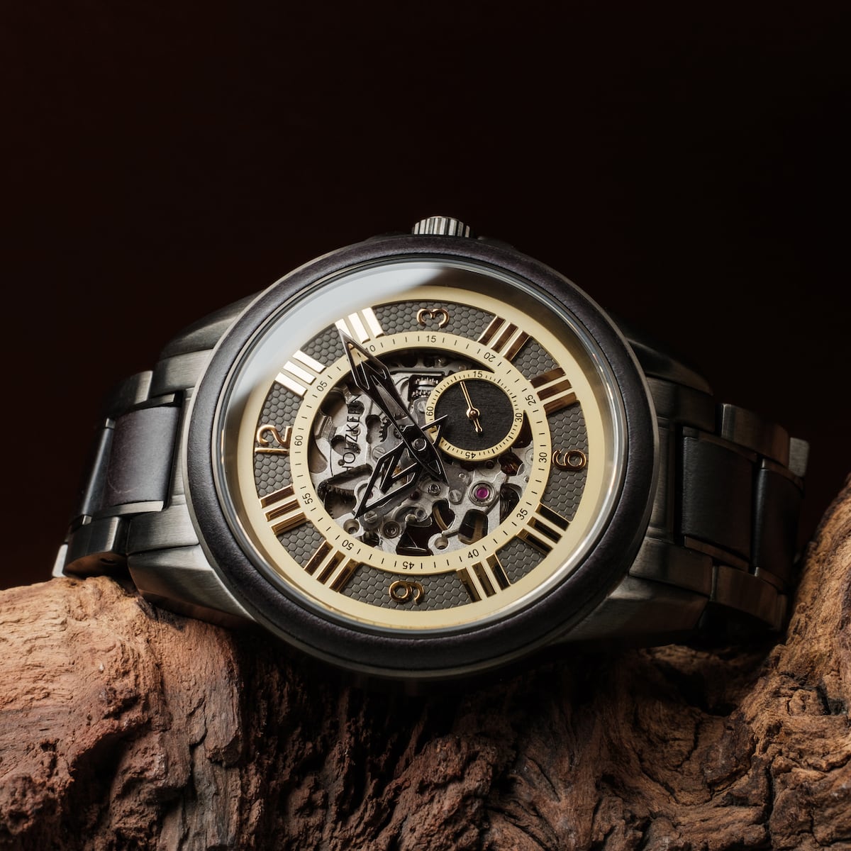 Orologio "Navona" con intricato design quadrante e bracciale in metallo, che mostra uno stile sofisticato.