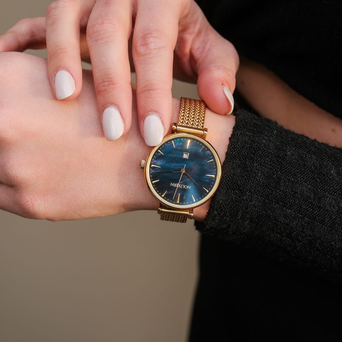 Orologio "Giggles" con quadrante nacre e fascia in rete oro, che offre uno stile elegante e moderno.