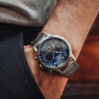 Orologio "Paracas" con un quadrante lapis lazuli e dettagli in argento lucido, esaltando uno stile sofisticato e moderno.