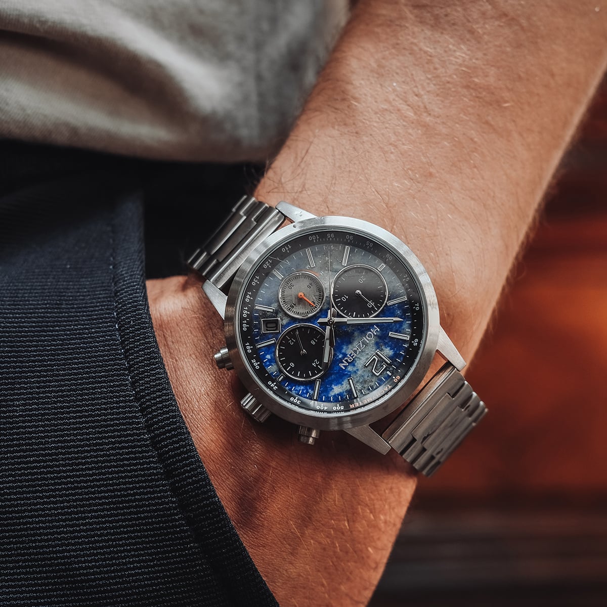 Orologio "Paracas" con un quadrante lapis lazuli e dettagli in argento lucido, esaltando uno stile sofisticato e moderno.