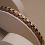 "Duet", un braccialetto che combina zebrawood e oro per un look lussuoso ed elegante.