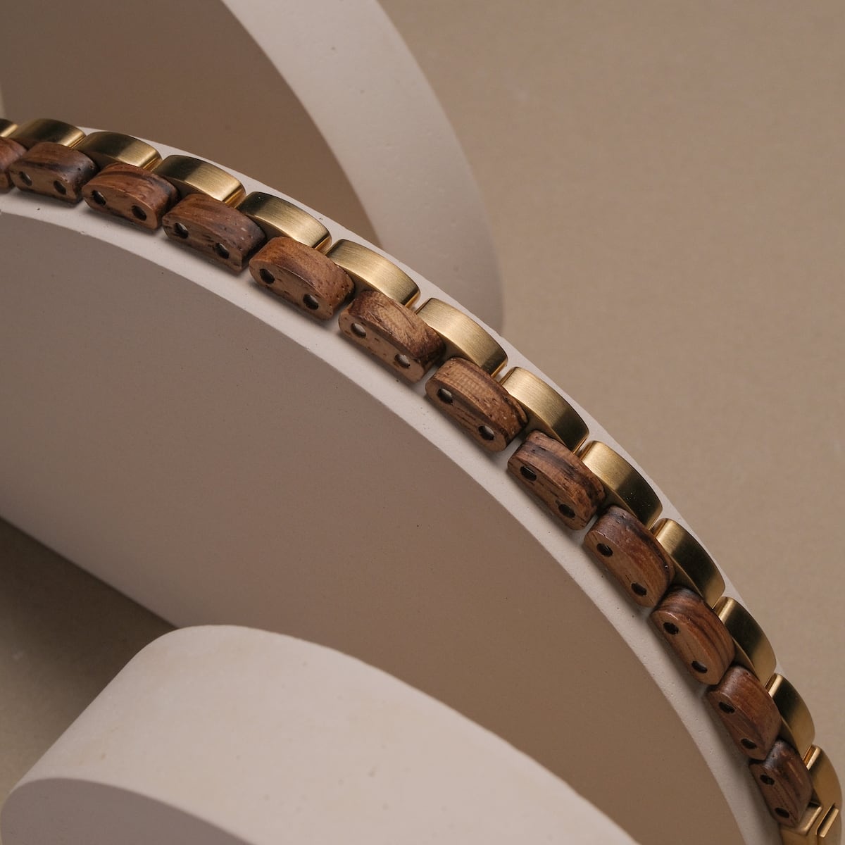 "Duet", un braccialetto che combina zebrawood e oro per un look lussuoso ed elegante.