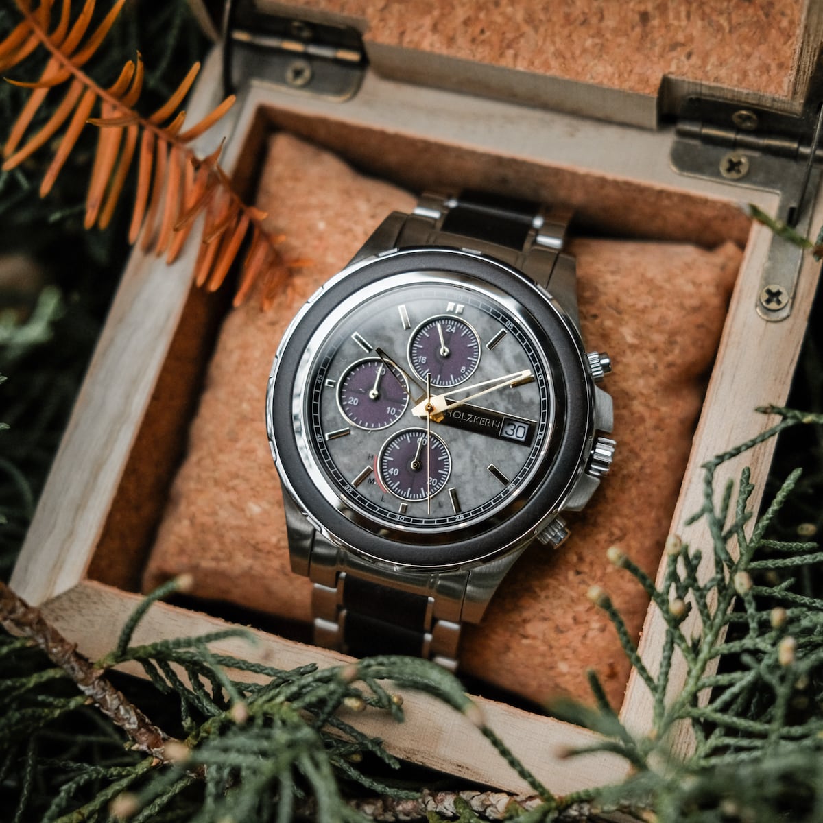 Orologio "Cairo" dal design classico con acero e marmo, presentato in un elegante box in legno.