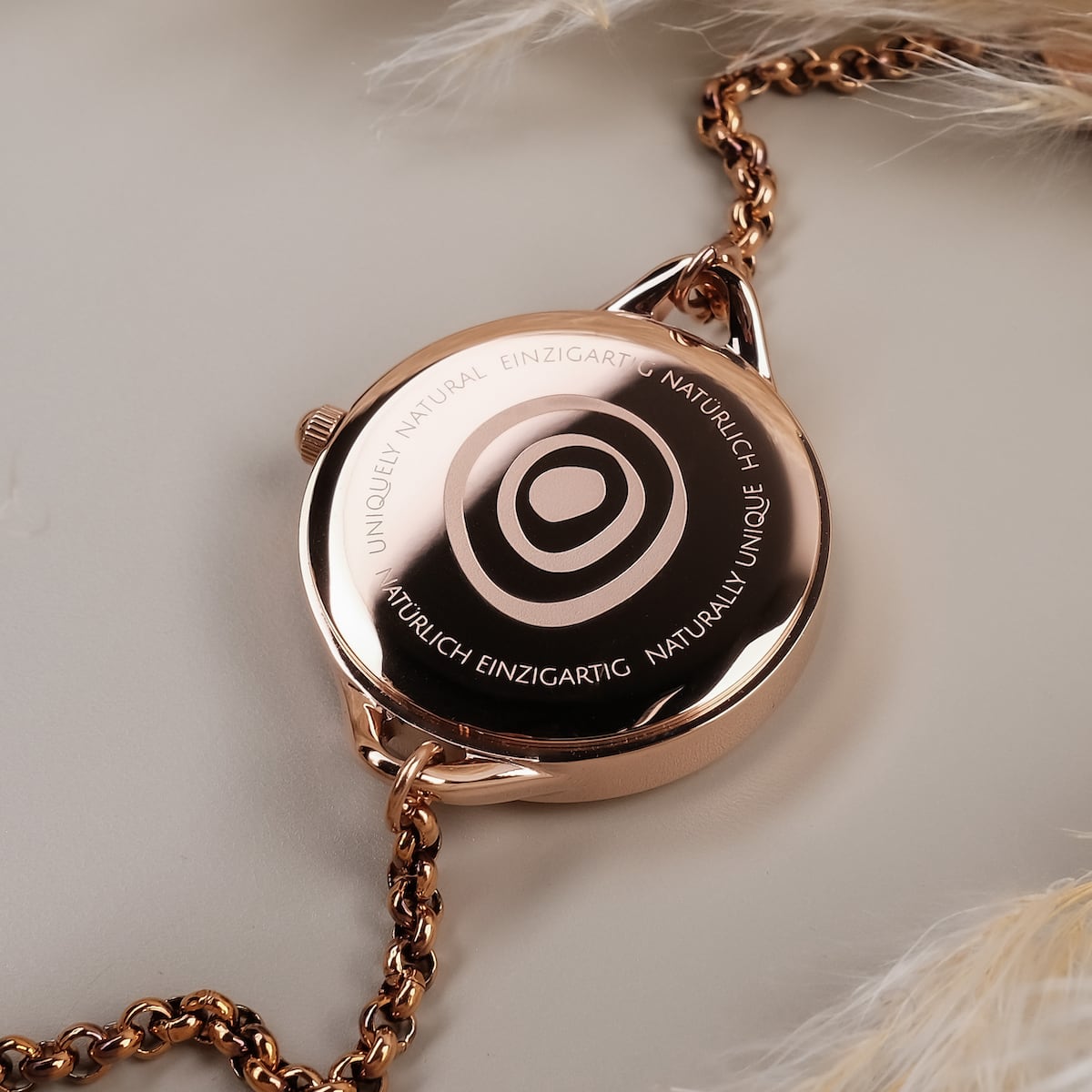 Orologio "Blissed" in oro Walnut e Rose con un design elegante e lucido.