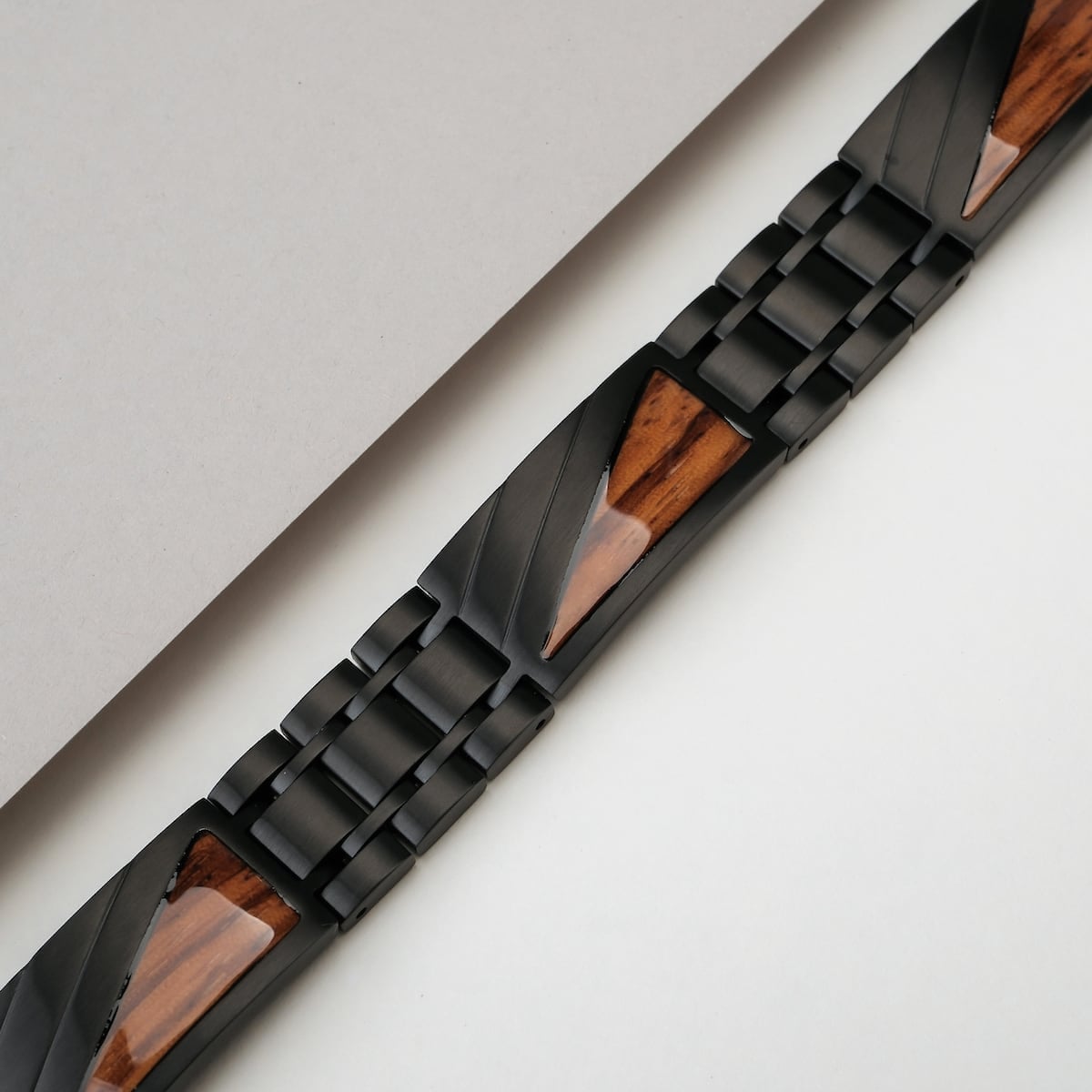 Bracciale "Looper" con zebrawood e elementi neri in un design elegante e moderno.