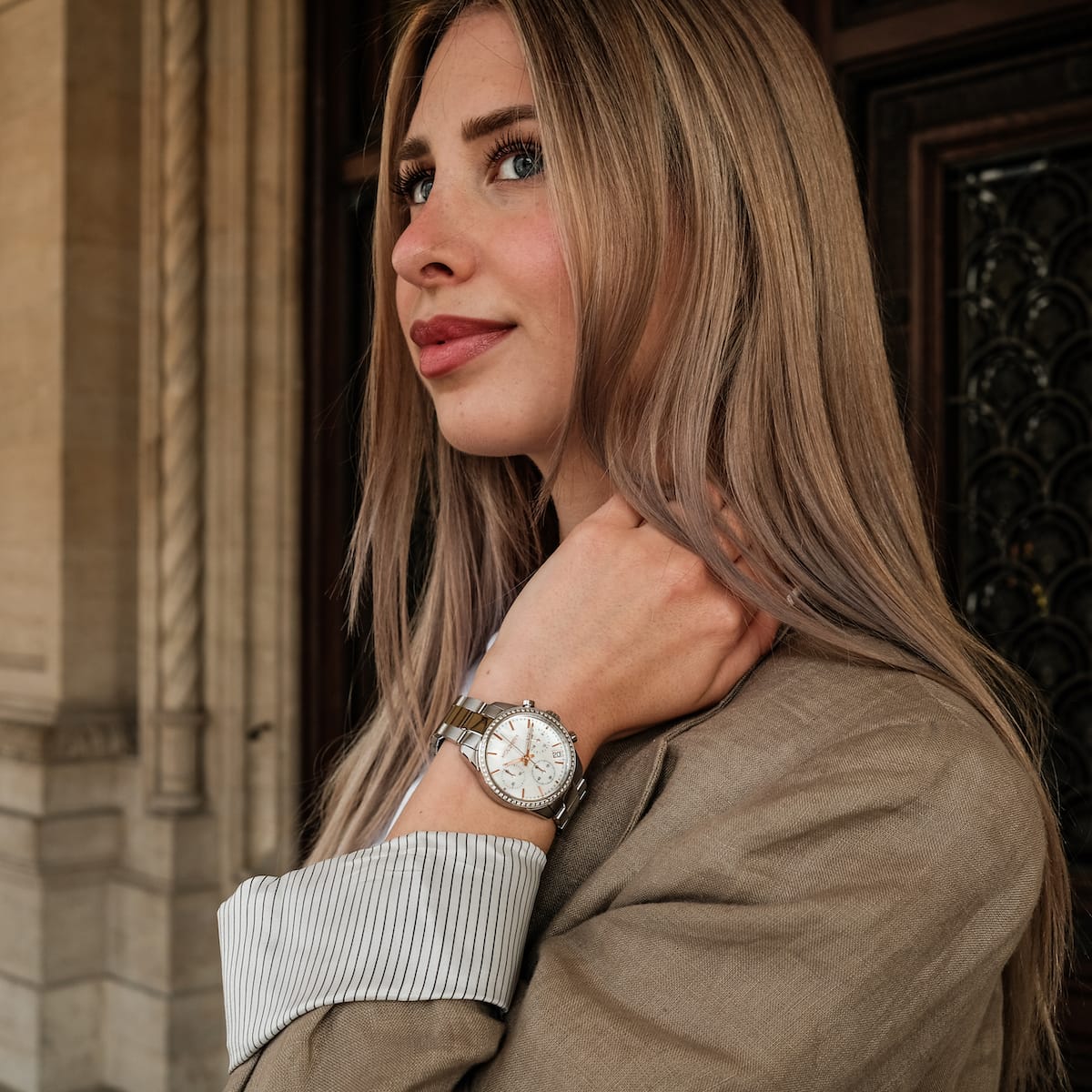 L'orologio "The Balanced", caratterizzato da un design argentato e nacre, indossato da una donna dallo stile classico ed elegante.
