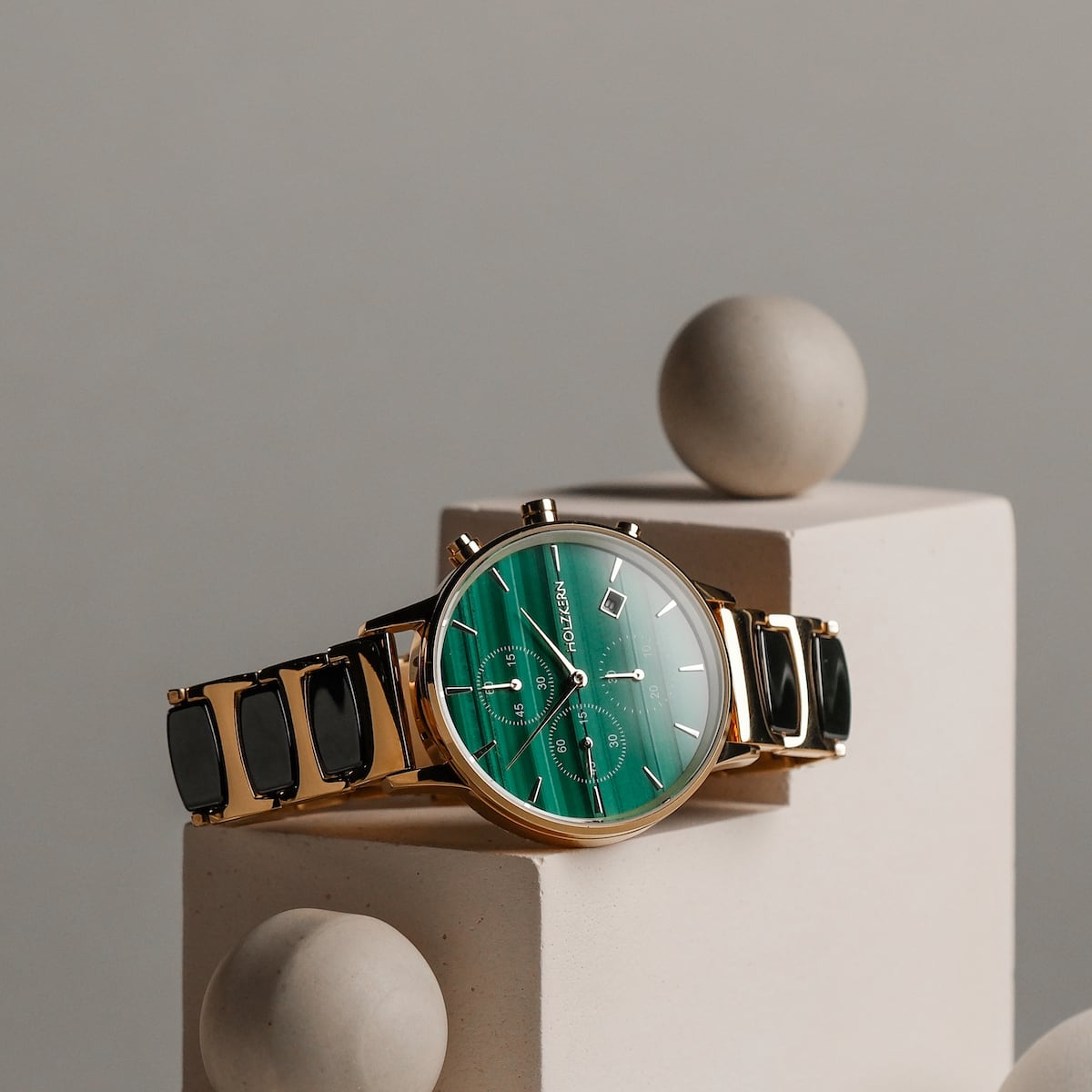 L'orologio "Jolly", caratterizzato da un volto malachito e accenti ceramici, trasuda eleganza moderna in un design elegante.