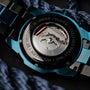 Orologio "Glaciersurge", realizzato in acciaio inox, presenta un design meccanico intricato.