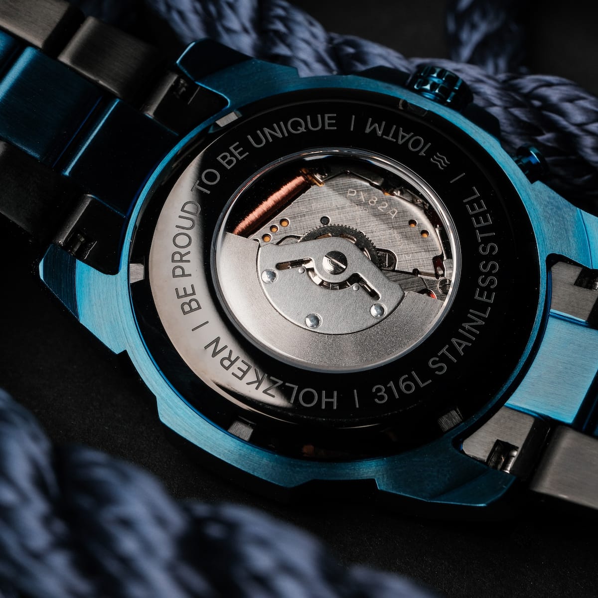Orologio "Glaciersurge", realizzato in acciaio inox, presenta un design meccanico intricato.