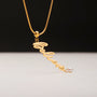 "Believe-Charm", una collana di charme in oro con accento perla, design elegantemente arricciante.
