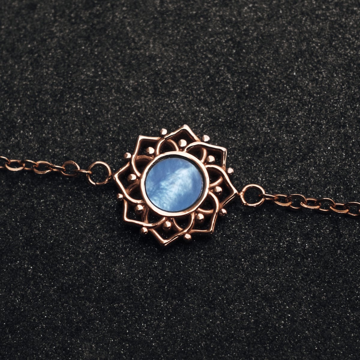 "Composition Bracelet": Elegant bracelet featuring blue nacre and rose gold design.